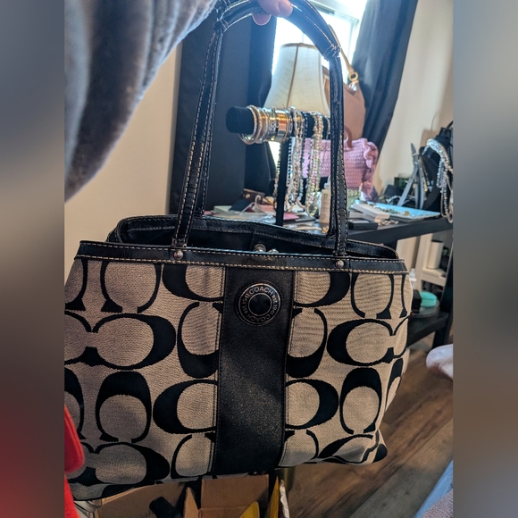 Coach Handbags - Coach Signature Black/Grey Carry All Satchel W Kisslock middle